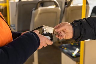 16letý chlapec musel v autobuse zaplatit revizorovi 1200 Kč za to, že se mu při nákupu jízdenky zasekla aplikace